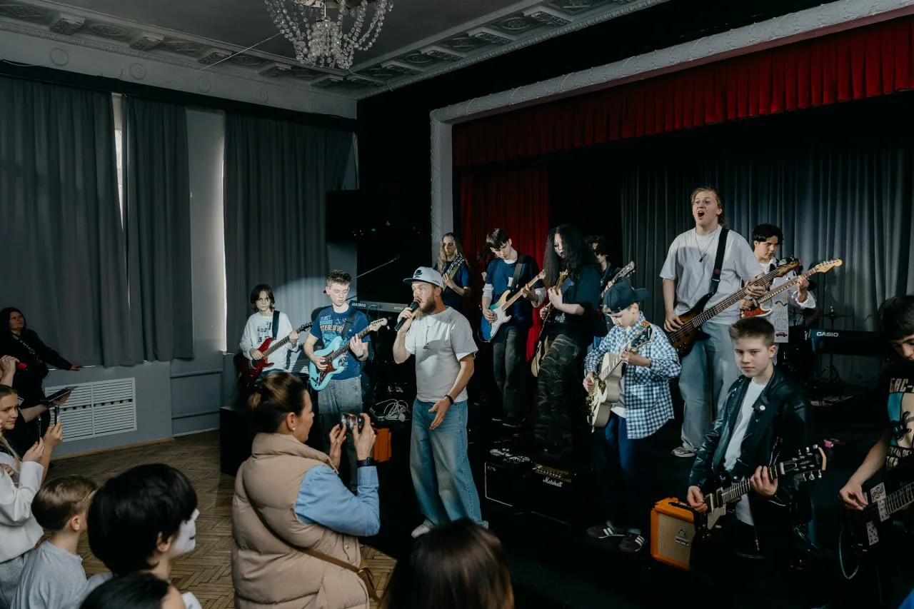 🎸 РОК, КОТОРЫЙ МЫ ЗАПОМНИМ   В минувшую пятницу Курчатовская школа буквально взорвалась звуком — у н