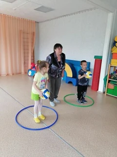 Веселые соревнования с мячом между командами девочек и мальчиков. Победила дружба.