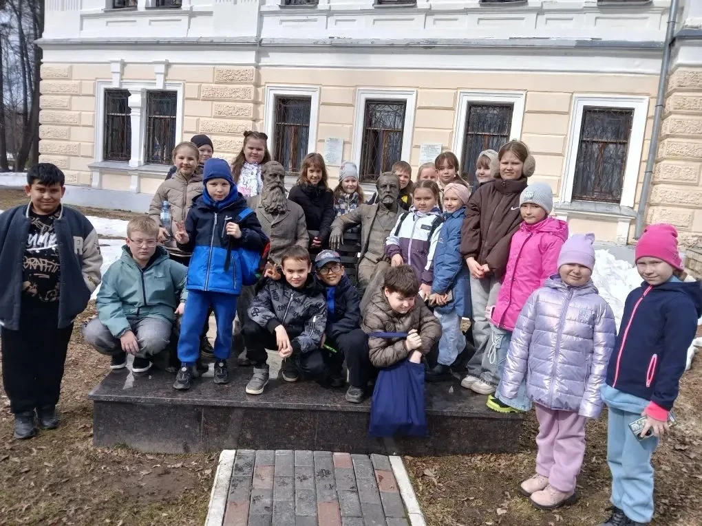 Сегодня учащиеся 2в и 3в классов посетили планетарий им.А.А.Леонова. 🪐  Был очень интересный интерак