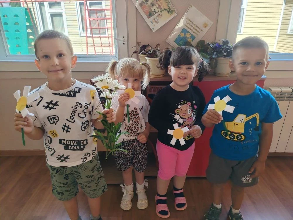 Маленькое солнце на моей ладошке –
Белая ромашка на зеленой ножке.
🌼🌼🌼🌼🌼🌼🌼🌼🌼🌼🌼🌼🌼
8 июля