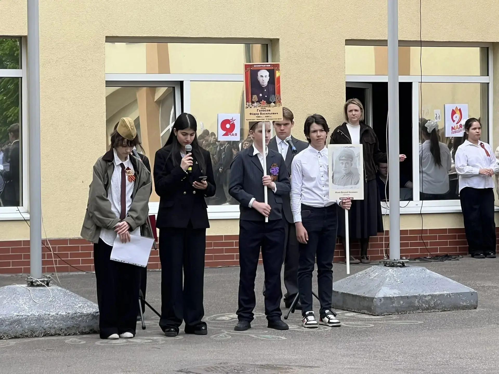 🇷🇺7 мая в нашем лицее состоялась торжественная линейка, посвящённая акции «Бессмертный полк».

📃Н