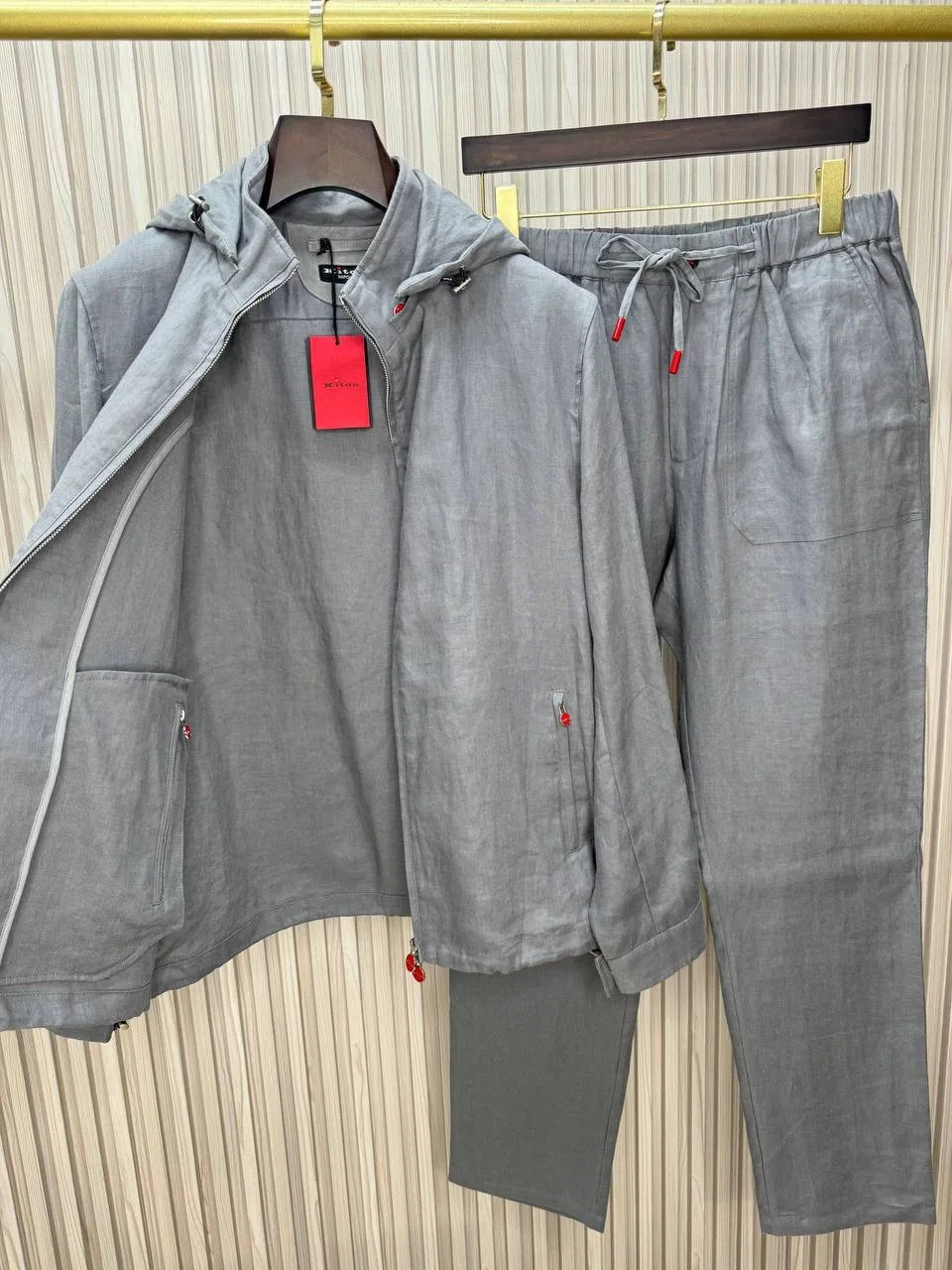 ✨ Костюм Kiton

➡️ Он хорошо подходит для тёплого сезона и легко сочетается с простыми рубашками, то