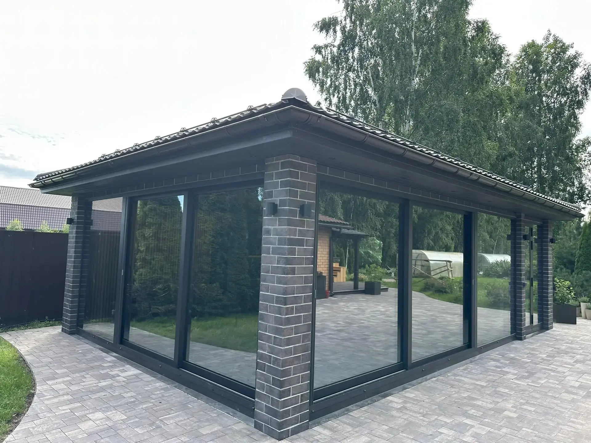 Панорамное остекление беседки в Великом Новгороде

🏡 Вместе с партнёрами, которые создают элитные б