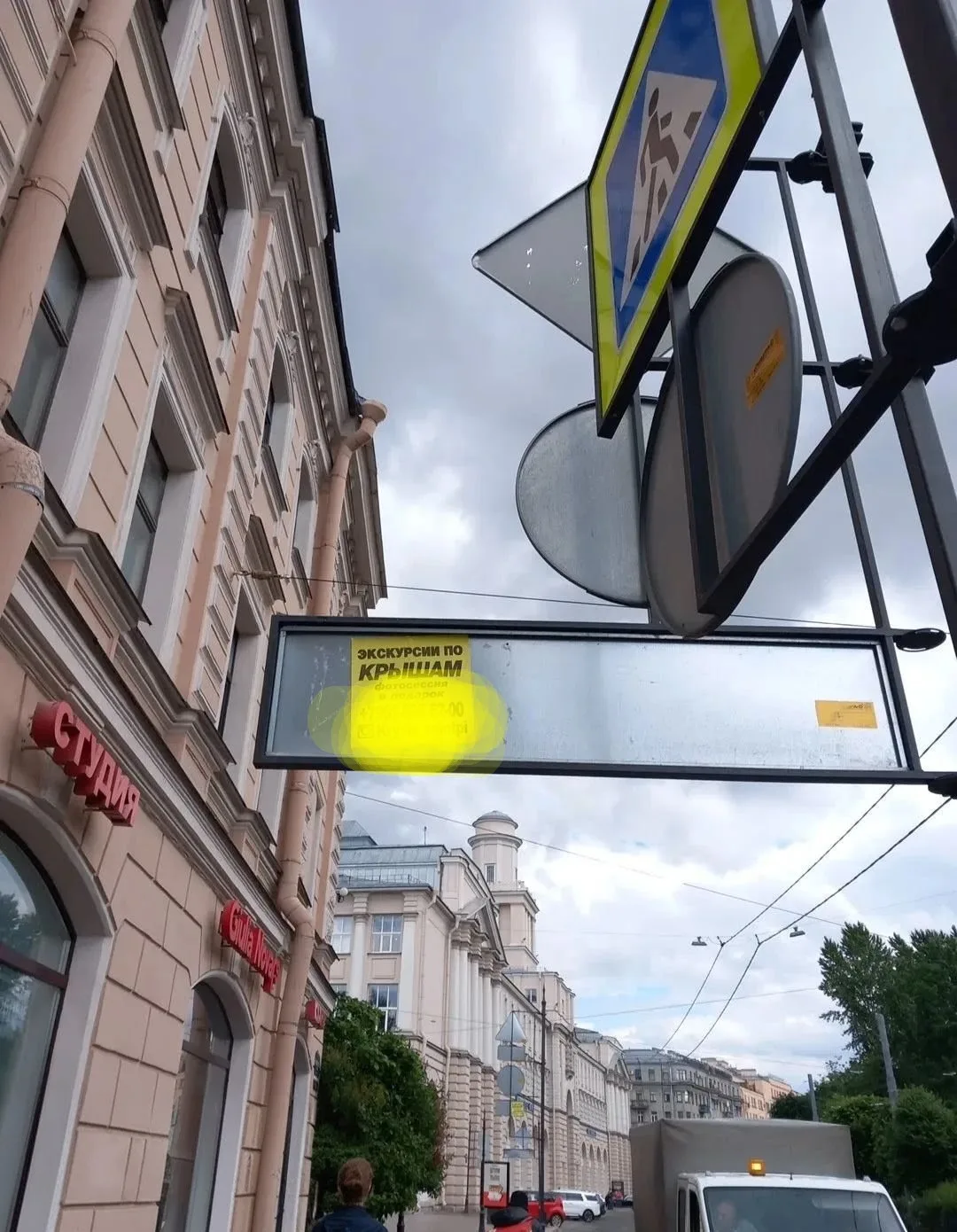 С начала года в Петербурге очистили тысячи технических средств организации дорожного движения и их э