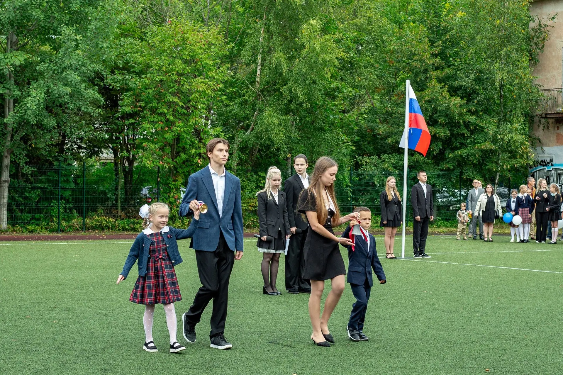 С возвращением в нашу дружную семью! 🏫
