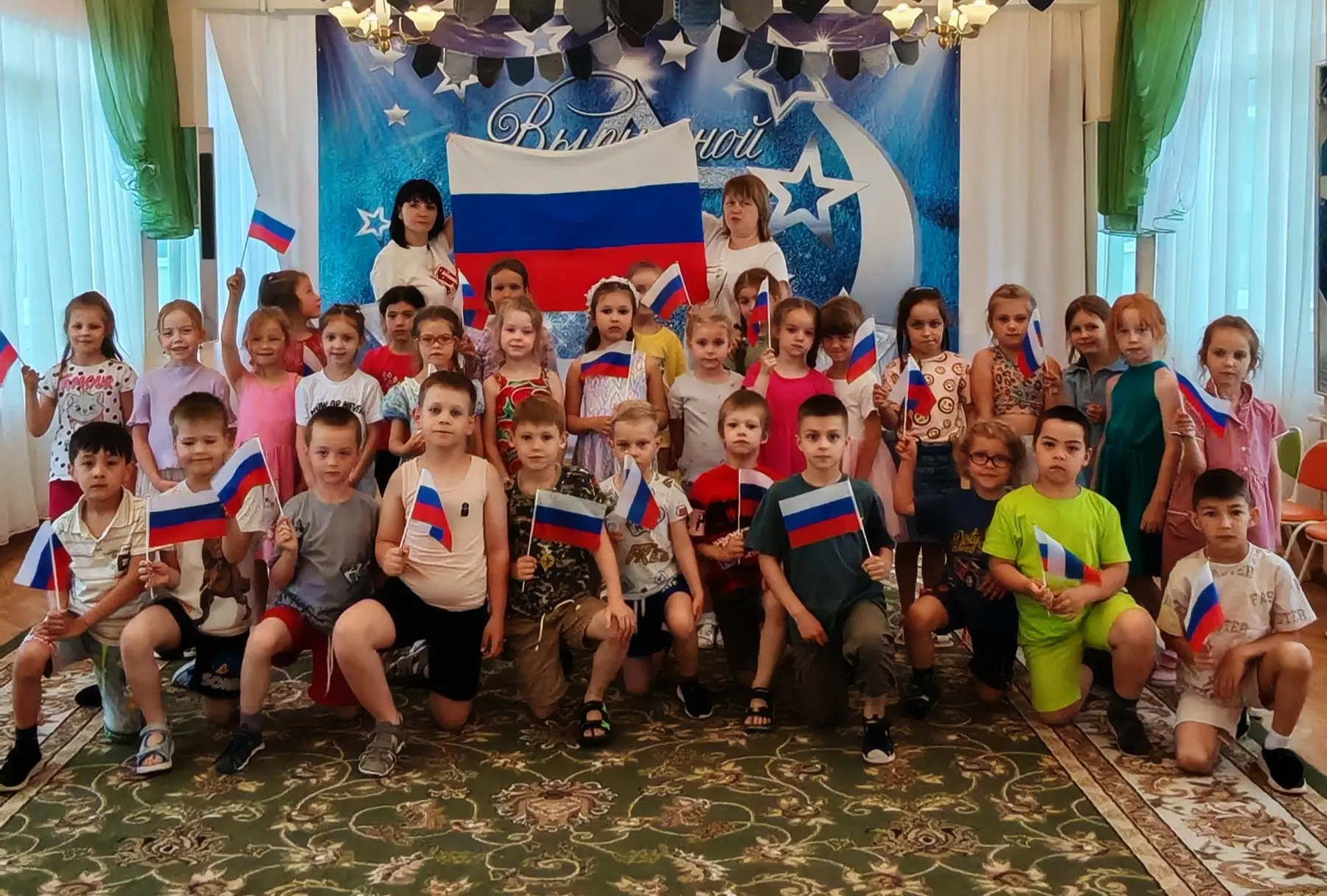 Нам праздники для радости даны,
Мы знаем их немало, самых разных,
Но день России, день родной страны