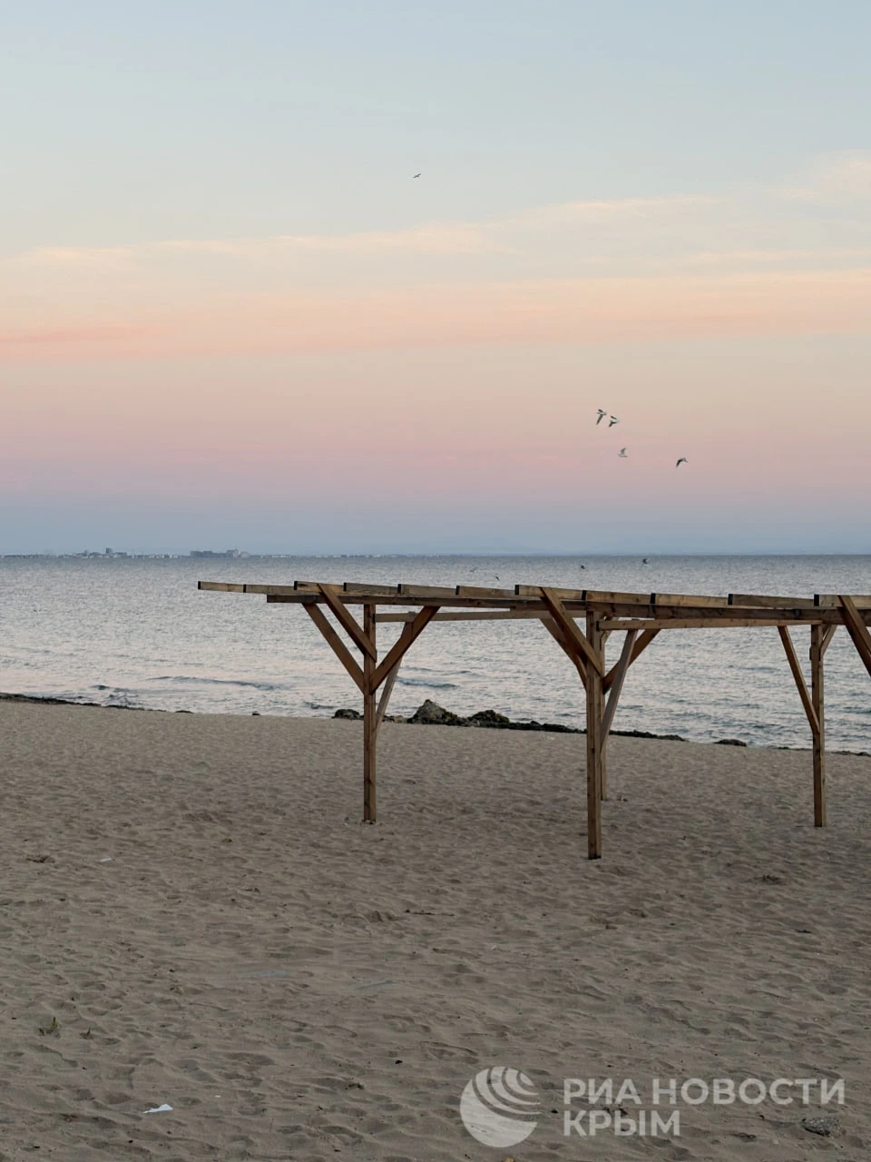 🌅 Ласковый закат на берегу моря в Евпатории.