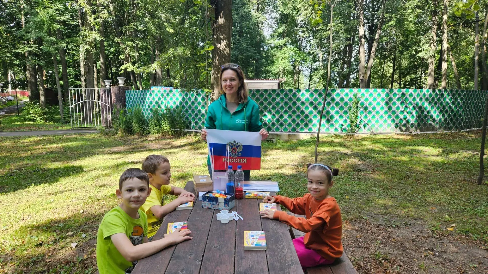 Парк окрасился в цвета триколора! 🇷🇺