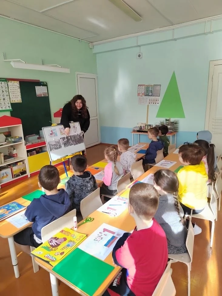 В старшей группе прошло тематическое занятие, посвящённое 1 мая.
Дети узнали, как этот праздник отме