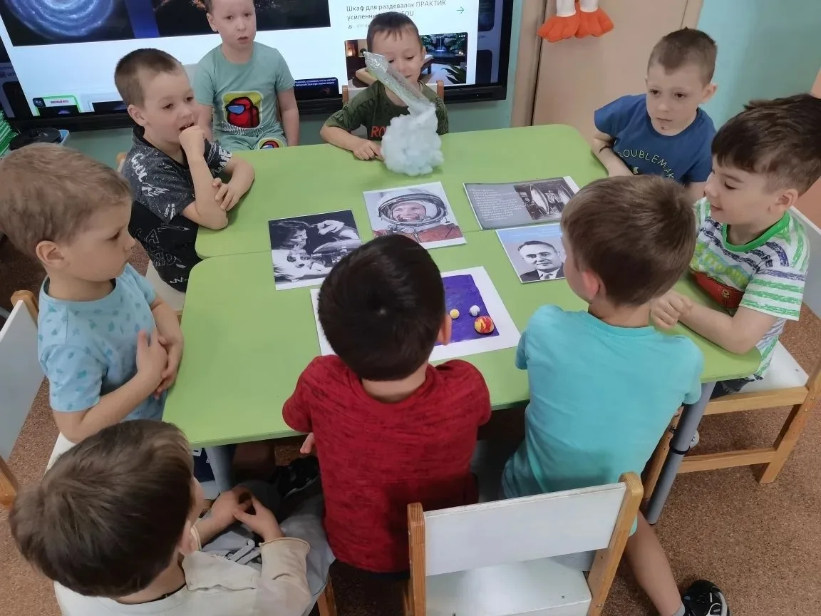 В старшей группе прошло занятие на тему "История космоса 🚀"  Цель занятия направлена на расширение з