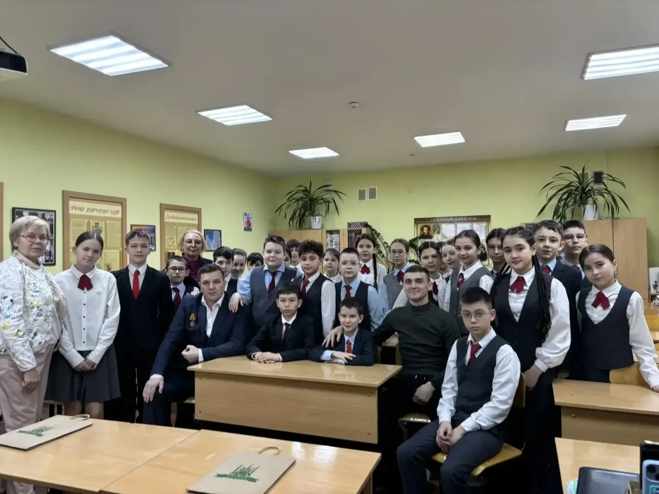 В рамках патриотического воспитания 27 апреля в 5 В классе состоялась встреча с ветеранами-гвардейца