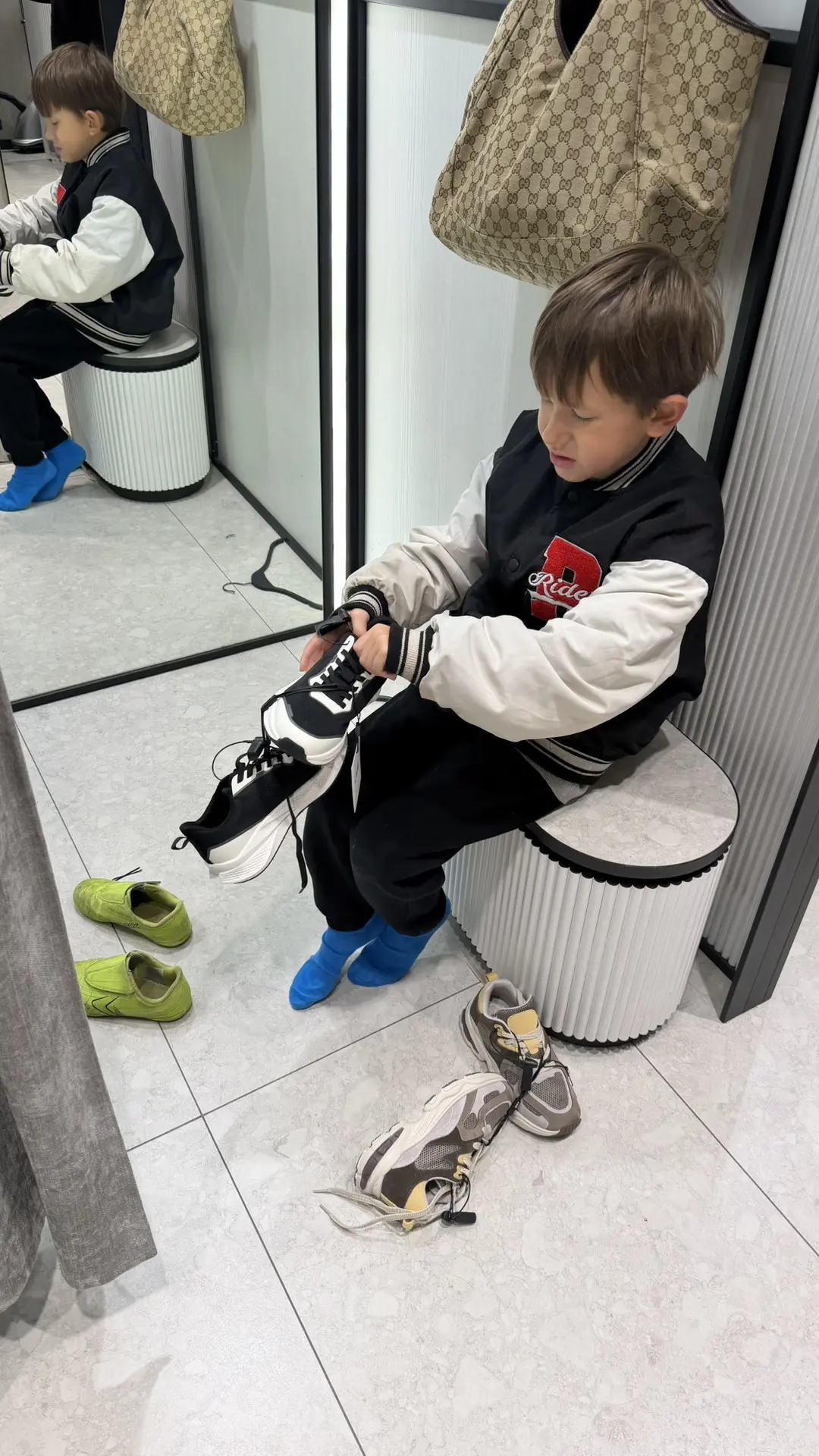 Вся боль от новый кроссовок на лице 🤣 его бы воля -ходил всегда в старье )