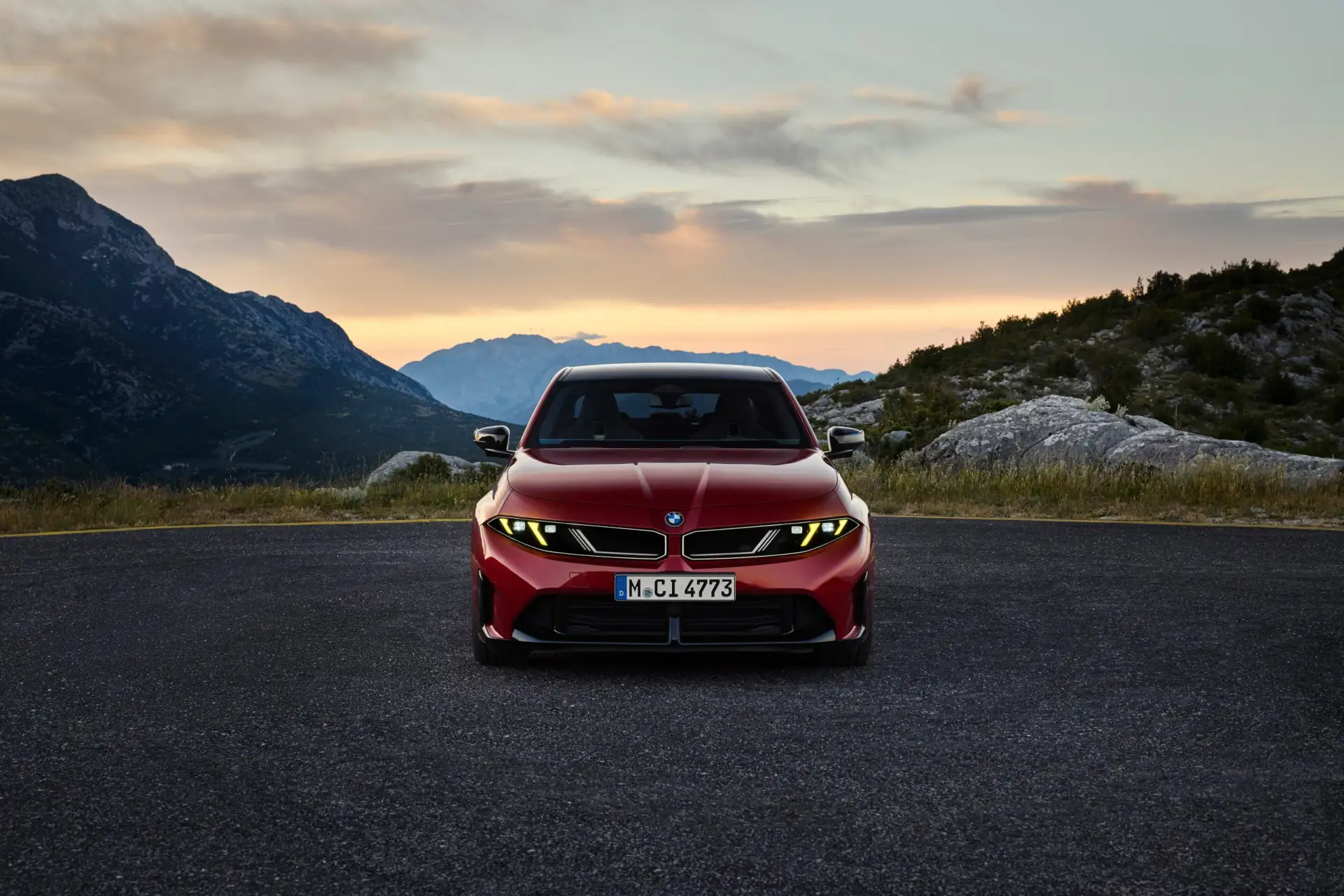BMW официально выкатила новую 3-Series в дизайне Neue Klasse. В топовой версии M350 с п...