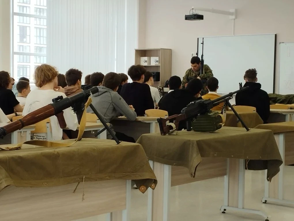 С места событий: как наши старшеклассники осваивали военное дело 🪖🎖️  Вчера и сегодня ученики 10-х к