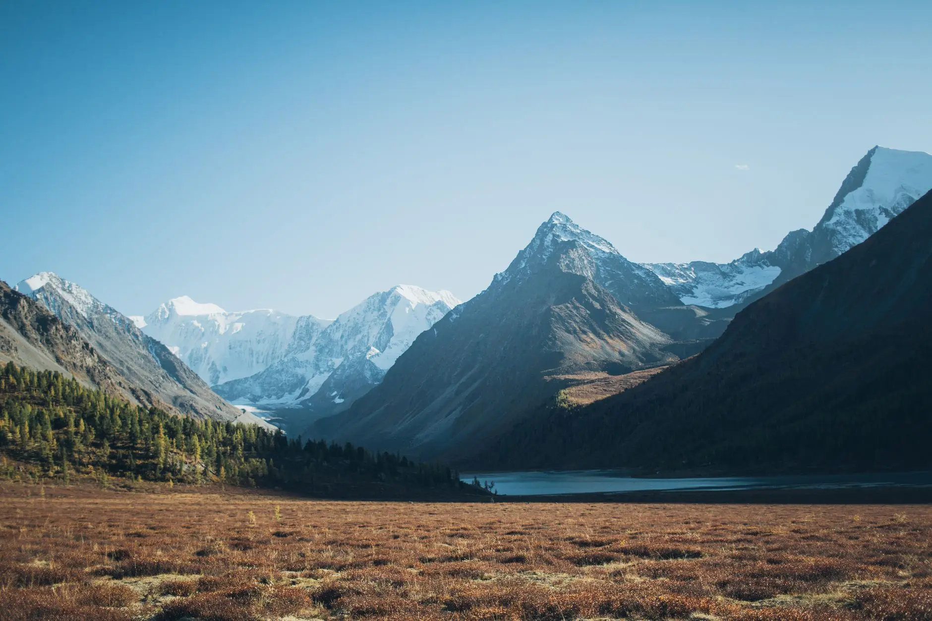 Алтай летом – это буйство красок! 🏞️ Представьте: кристально чистые горные озера, отра...
