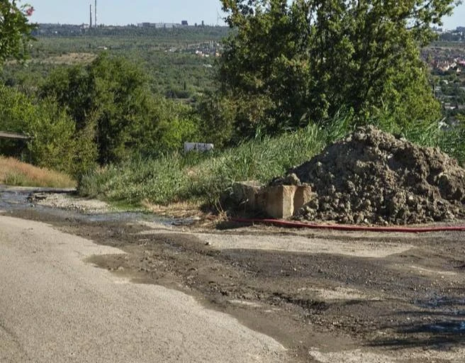 Зловонный поток затопил дорогу к СНТ «Дружба»

Утром 30 июля жители частного сектора Ворошиловского 