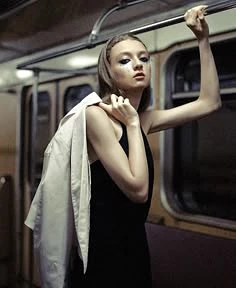 Случайная встреча в метро

Вчера подруга рассказала историю. Ехала в метро, читала книгу. Парень нап