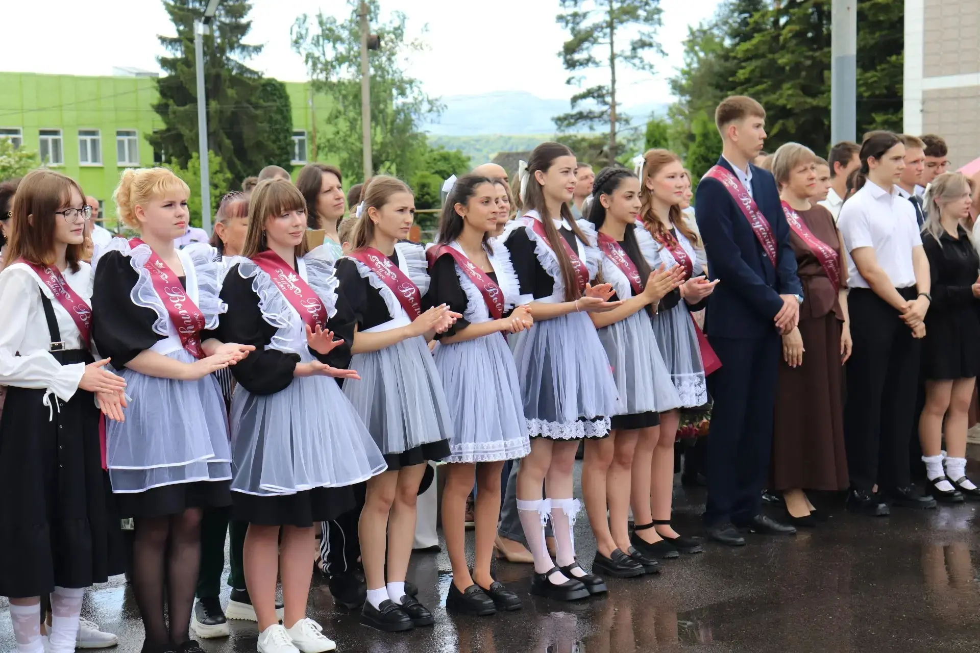 🔔В школах Мостовского района прозвенел последний звонок для  953 выпускников.   Среди них 208 одинна