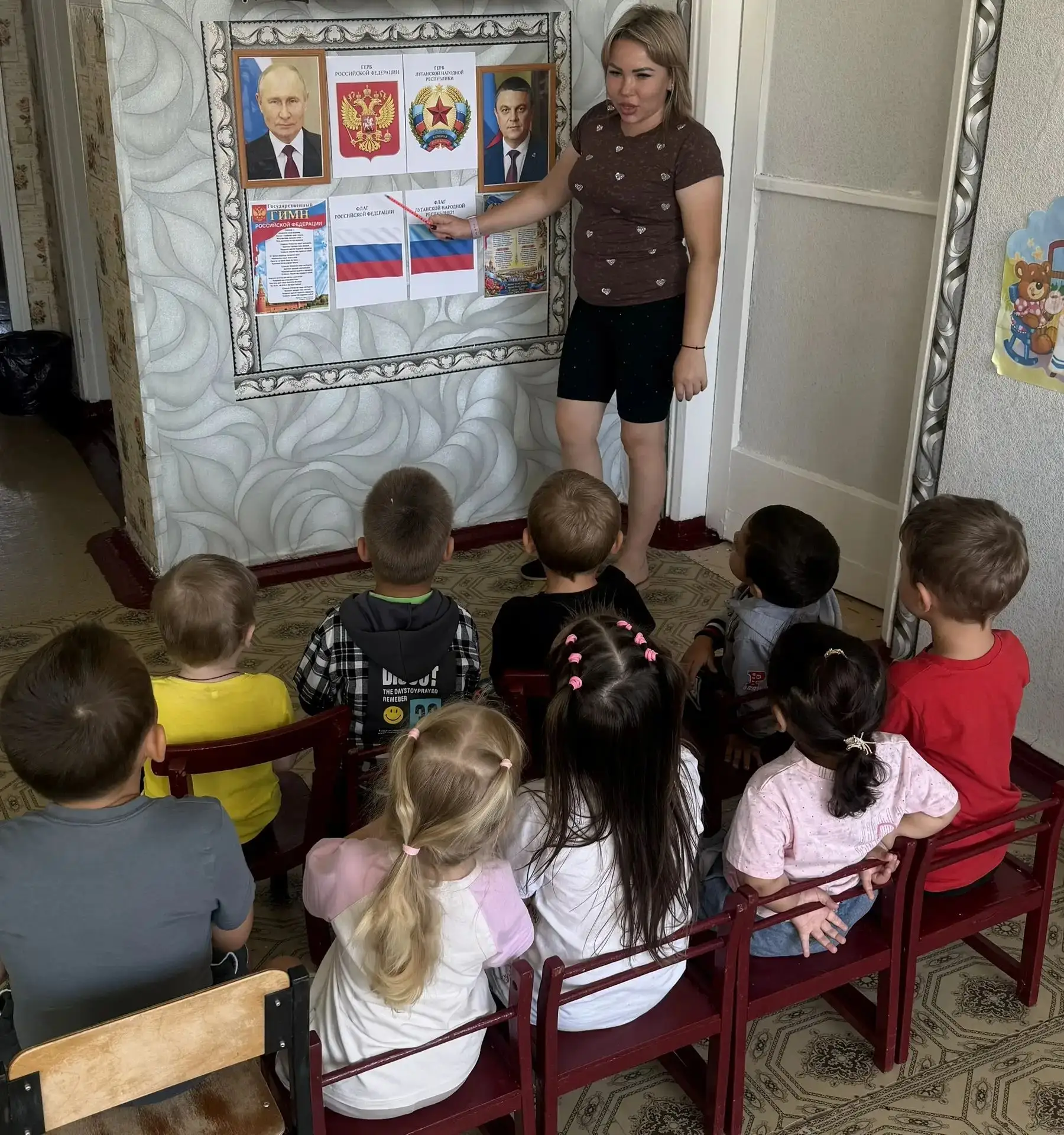 В группе «Капелька» прошло познавательное занятие, посвящённое знакомству детей с госуд...