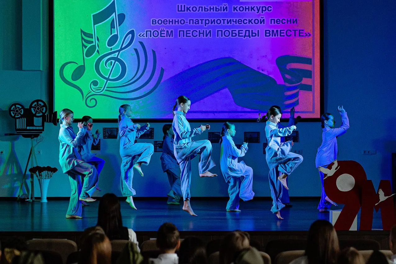 🎵 «Поем песни Победы Вместе!» — как это было! 🇷🇺  🌟 Особую атмосферу торжества и гордости за нашу шк