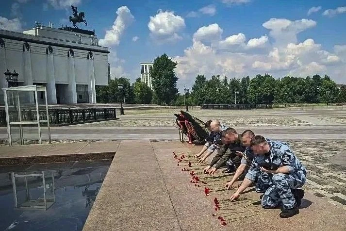 🇷🇺 В честь Дня России сотрудники ОМОН «Авангард» и СОБР «Столица» провели памятное мероприятие на 