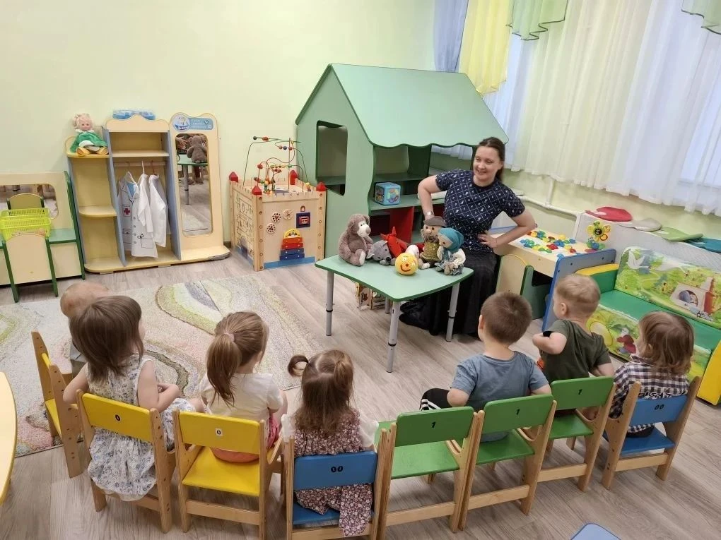 К нашим самым маленьким воспитанникам пришла в гости сказка про Колобка. Они всех её ге...