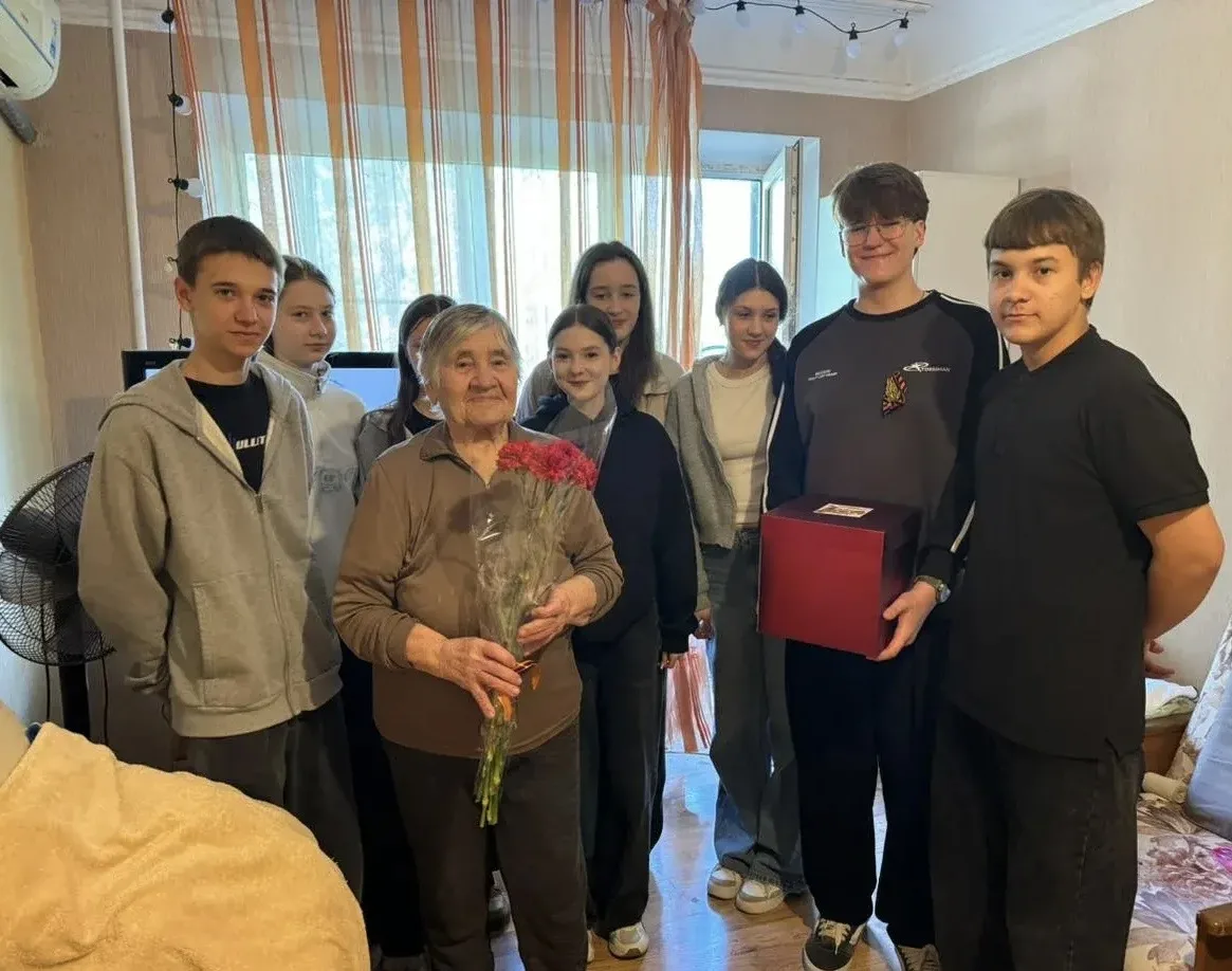 🕊️Поздравляем тех, кто подарил нам мирное небо!   ✍️Обучающиеся 8б класса школы 86 с классным руково