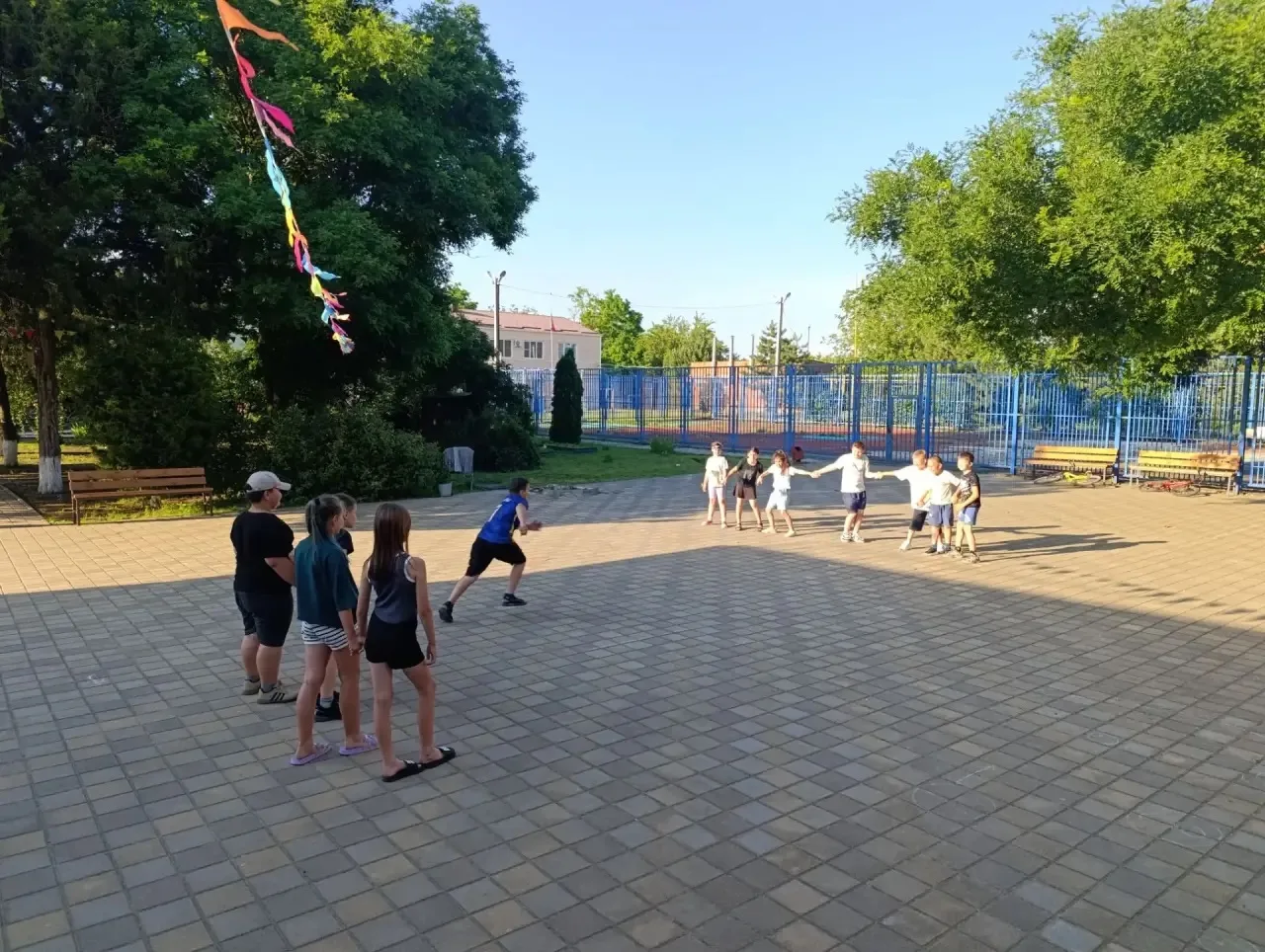 Сегодня ребята на площадке окунулись в атмосферу 90х годов, играли в подвижные игры это...
