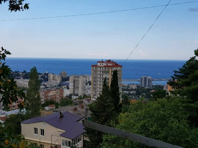 #ЯЛТА  Видовая трешка от хозяйки. Размещение до 6 мест. До моря 15 мин пешком. Суточно от 5 дней. Те