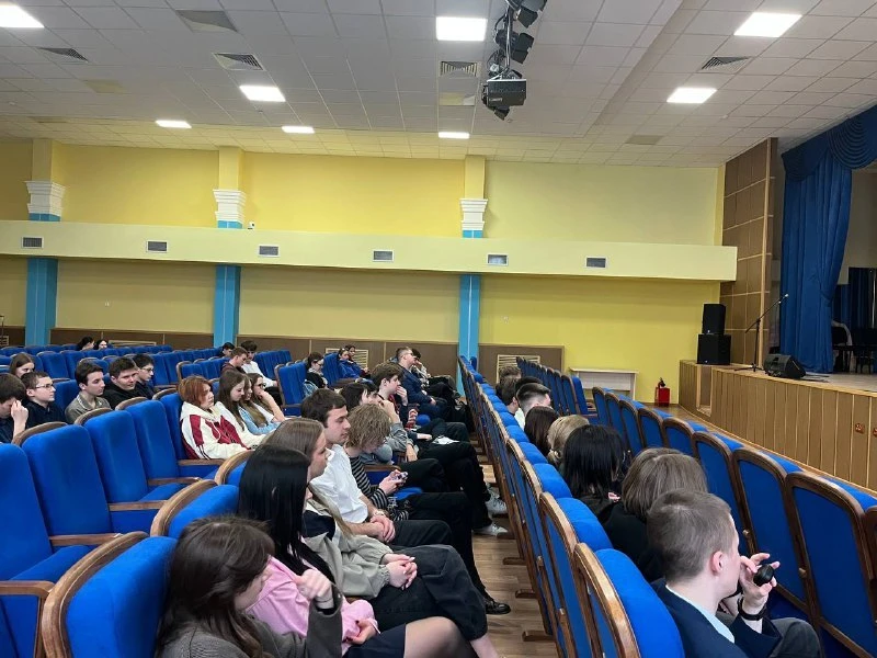 👮‍♂️ Профориентационная встреча: путь в правоохранительные органы начинается сейчас! 🛡️  Ученики 9-1