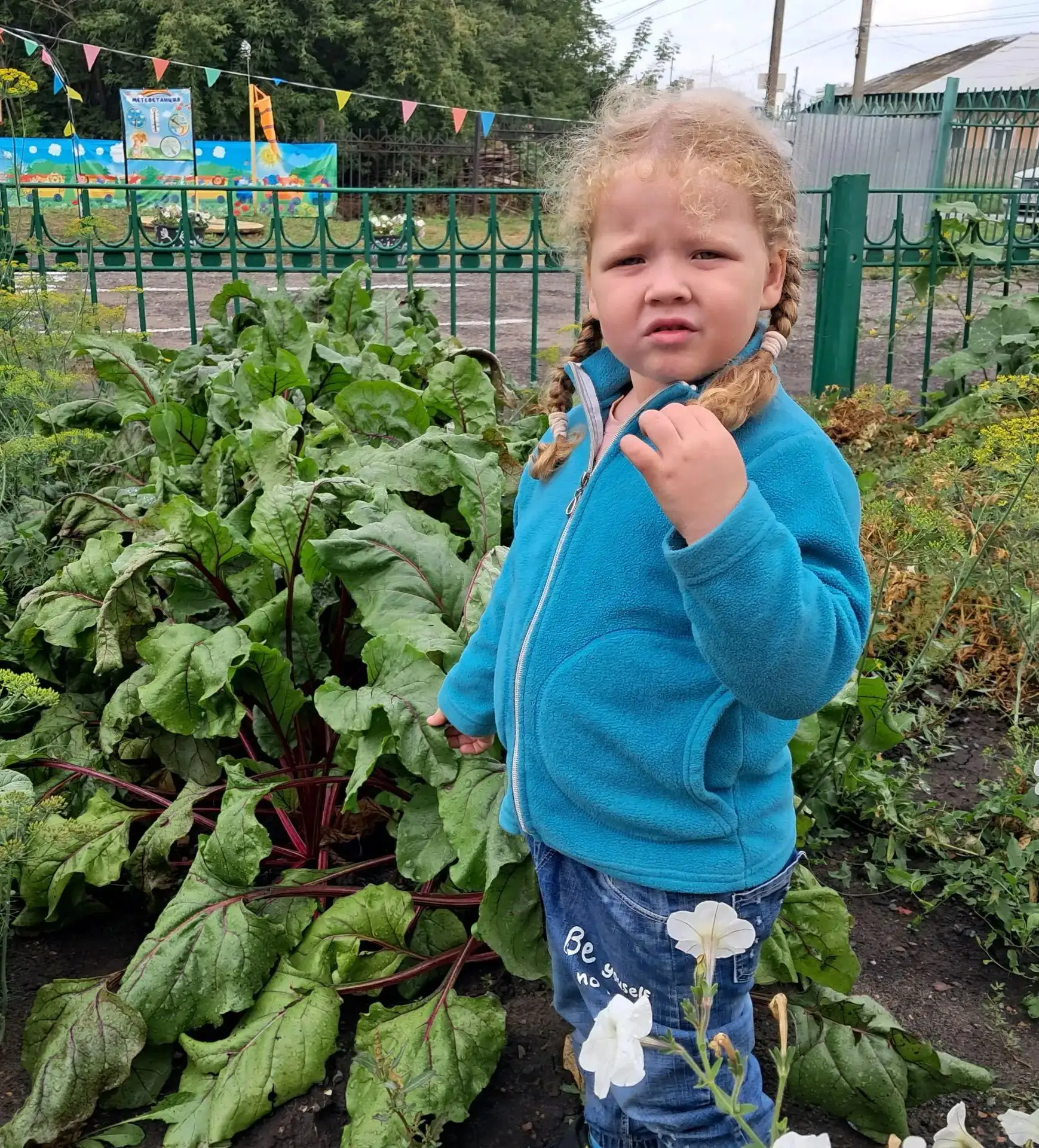 В огороде у ребят Каждый занят, каждый рад. Здесь они узнают ловко, Как растёт всё на г...