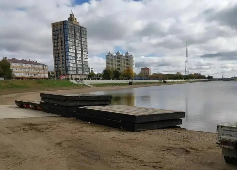 🌊 На Амуре начали монтаж понтонного бассейна Центра закаливания