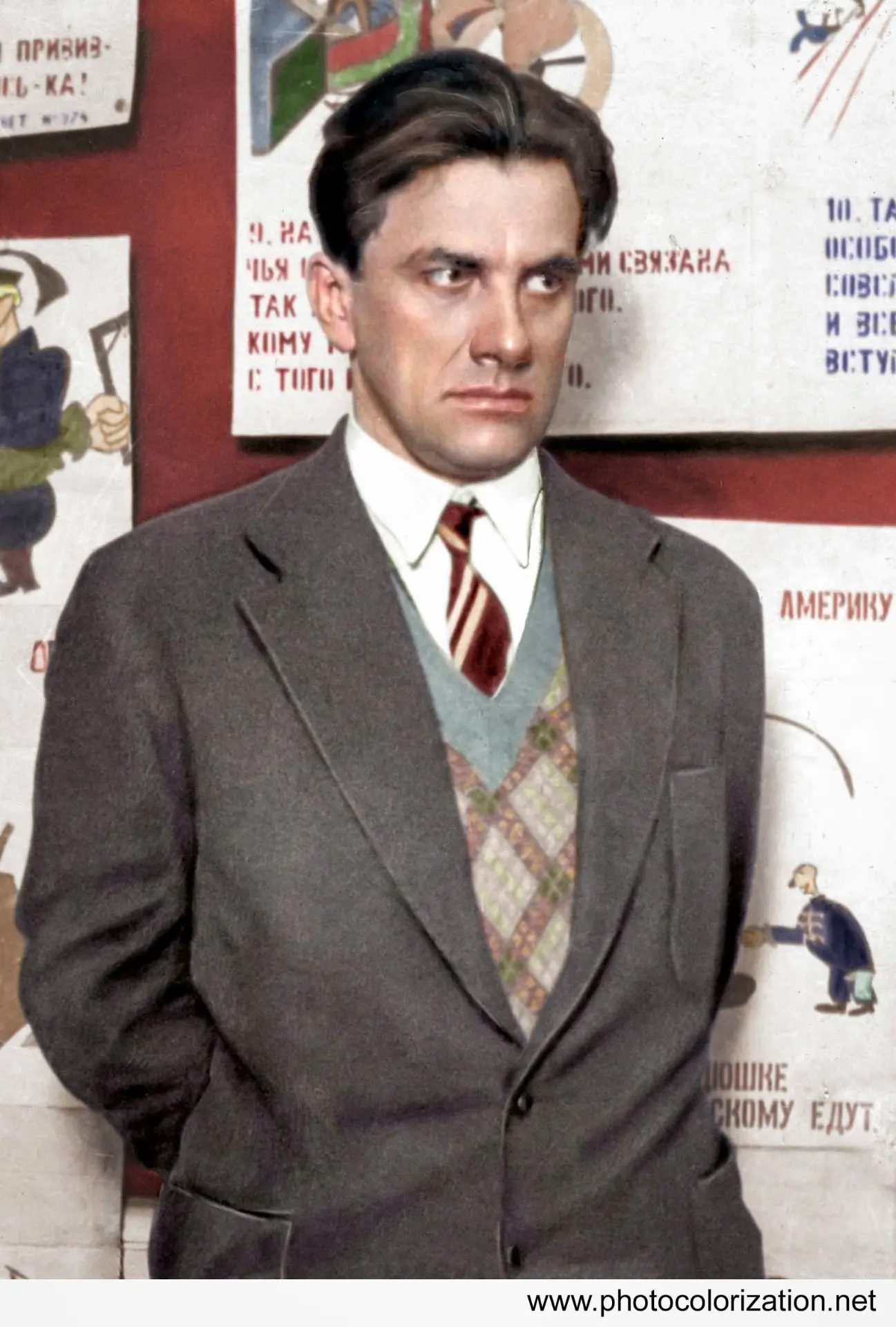 Владимир Маяковский родился 19 июля 1893 года в селе Багдади, в Грузии. Он стал великим поэтом. Писа