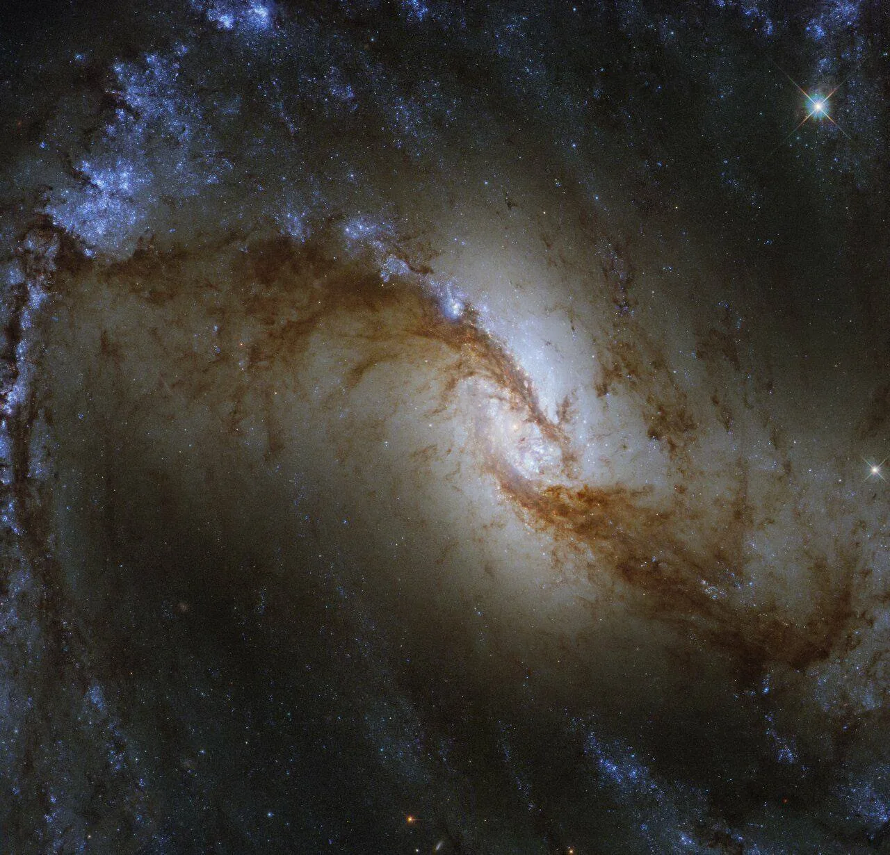 Галактика NGC 1365,  расположенная на расстоянии 60 млн световых лет от нас