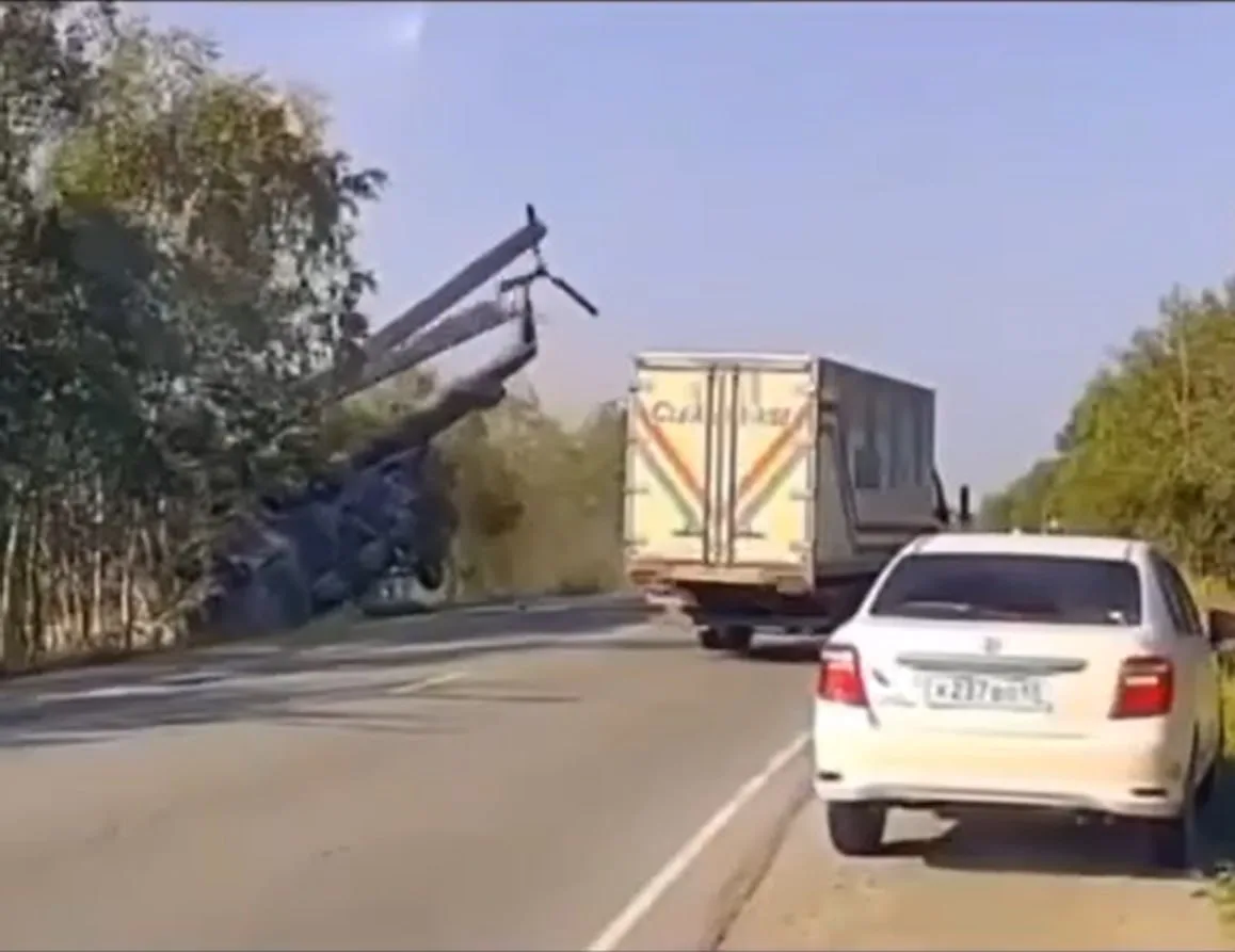 Вертолёт Ми-8 совершил аварийную посадку на автомобильную дорогу под Южно-Сахалинском.