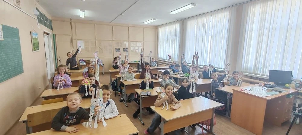 Ушки на макушке, а в лапках — весна! 🐰🌸 Вот таких милых и ушастых зайчиков смастерили из обычной бум