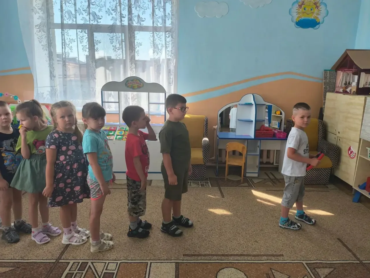 В старших группах «Росинка» и «Радуга» прошла беседа по правилам дорожного движения. В ходе мероприя
