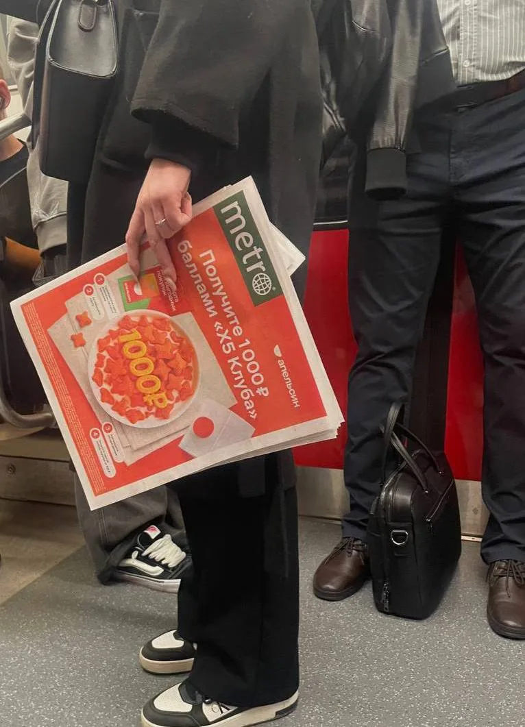 🍊В петербургском метро сегодня заметили особенно яркий выпуск газеты Metro — на обложк...