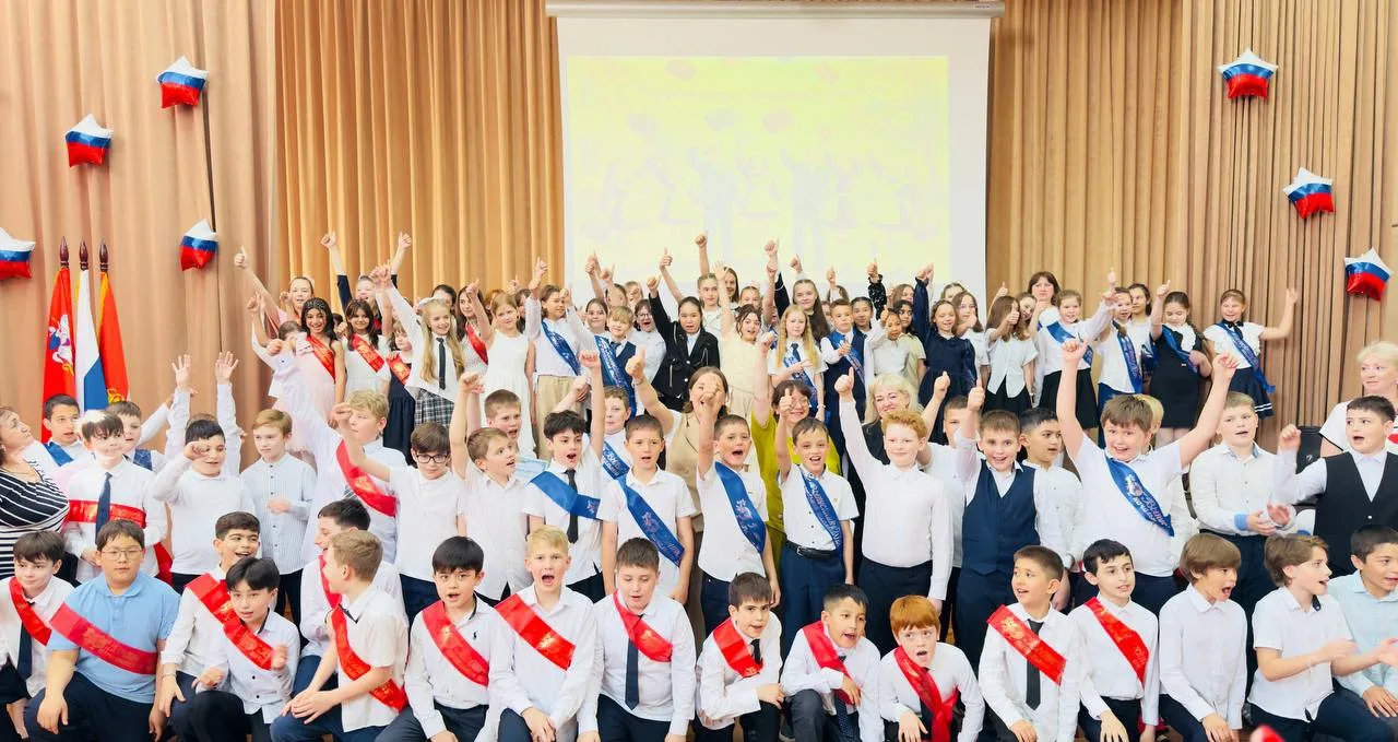 🏫 В МБОУ СОШ №4 (корпус 2) прощались с начальной школой. Наши 4 «Г», 4 «Д», 4 «Е» и 4 «Ж» классы офи