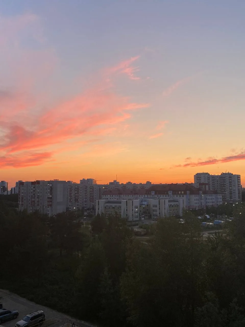 ☁⛅🌥 Днём в Сургуте +26°С. Ветер южный 4 м/с. Небольшой дождь. 

Утром +23°С
Вечером +22°С

*по инфо