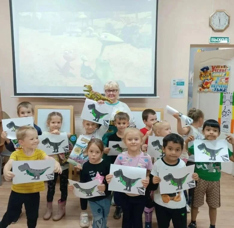 🦖 «Путешествие к динозаврам»: детская библиотека подарила воспитанникам д/с «Ручеёк» п...