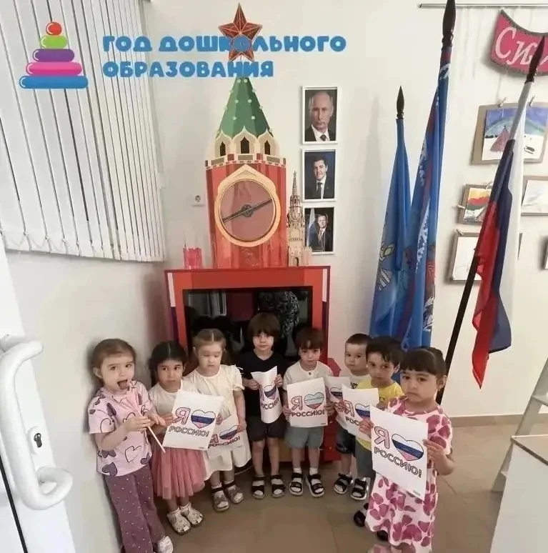 Сегодня наши малыши отметили важный праздник - День России 🇷🇺Участвовать в таких праздниках важно 