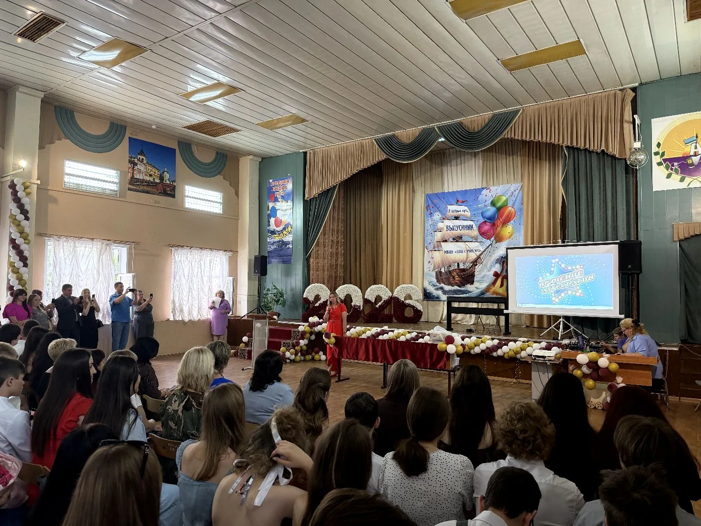 8 июля 2026 года в День семьи , любви и верности #13шка_врн чествовала выпускников девятых классов. 