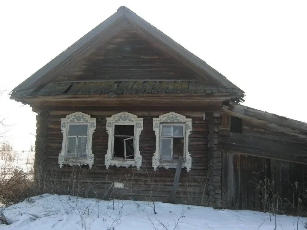 Судили деревню (а та безответна)
За то, что бедна, и за то, что бездетна.
Лишали последнего - школы,
