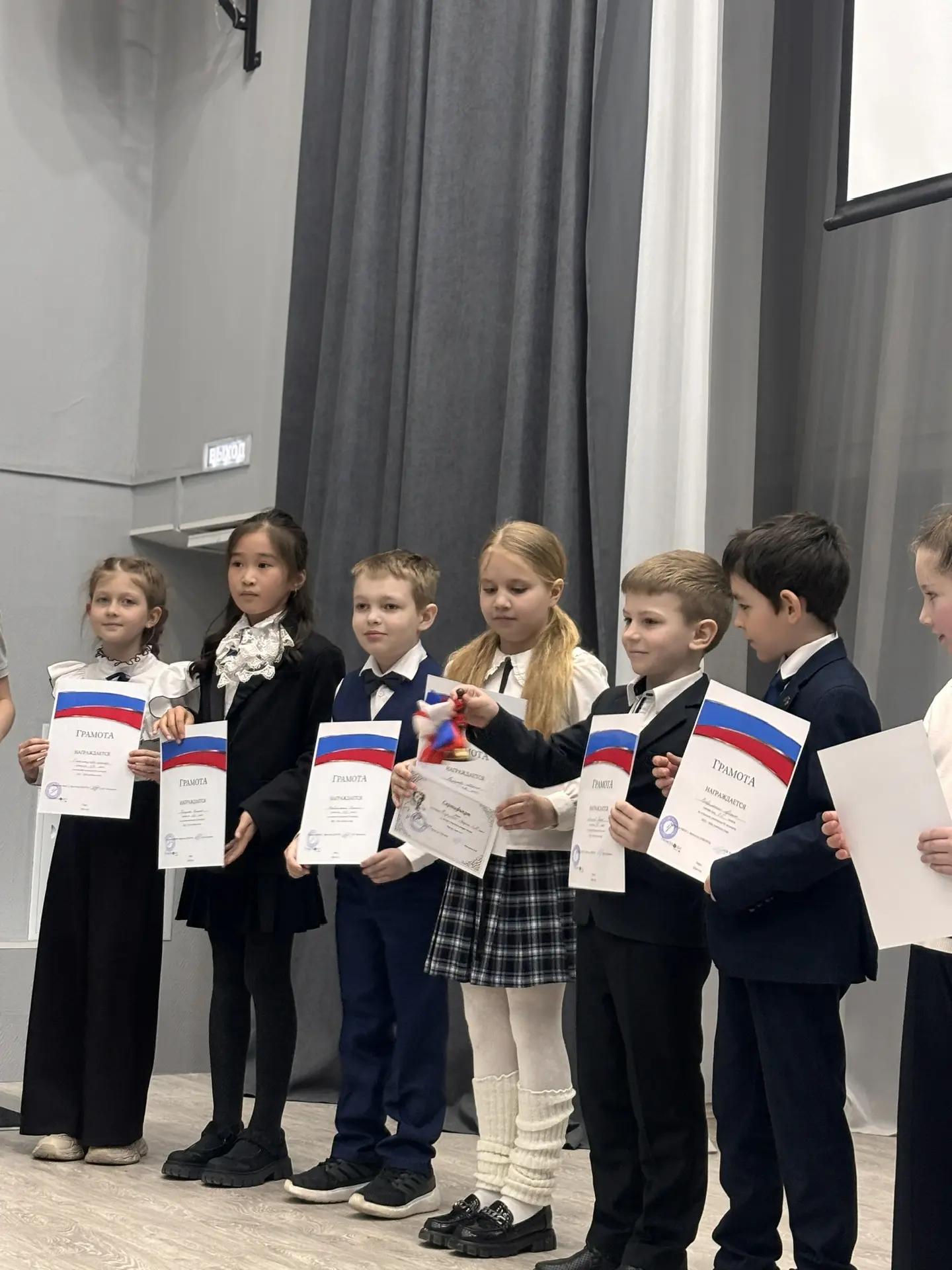 🕐 Час Успеха! 🏆 📍 Сегодня в нашей школе состоялось 6 торжественных линейк, на которых присутствовало