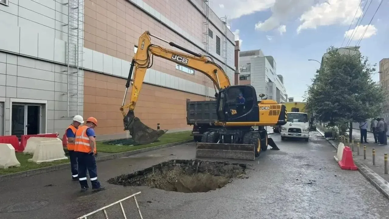 ⚡️Возле ТРЦ «Галерея» образовался провал, движение на участке перекрыто.
