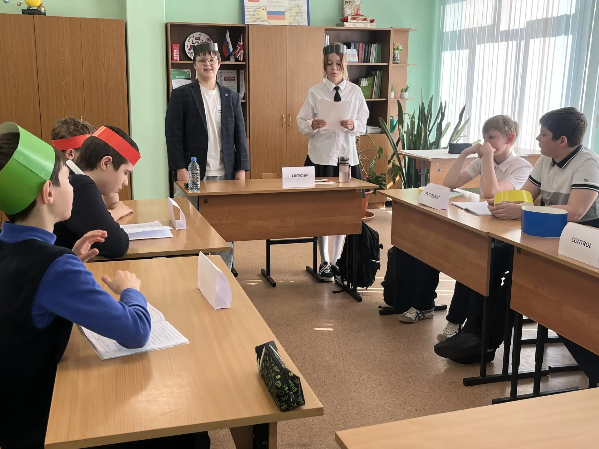 БЕГОМ НА УРОК   🎩 В 6 «В» классе прошел необычный урок английского языка с применением технологии ра
