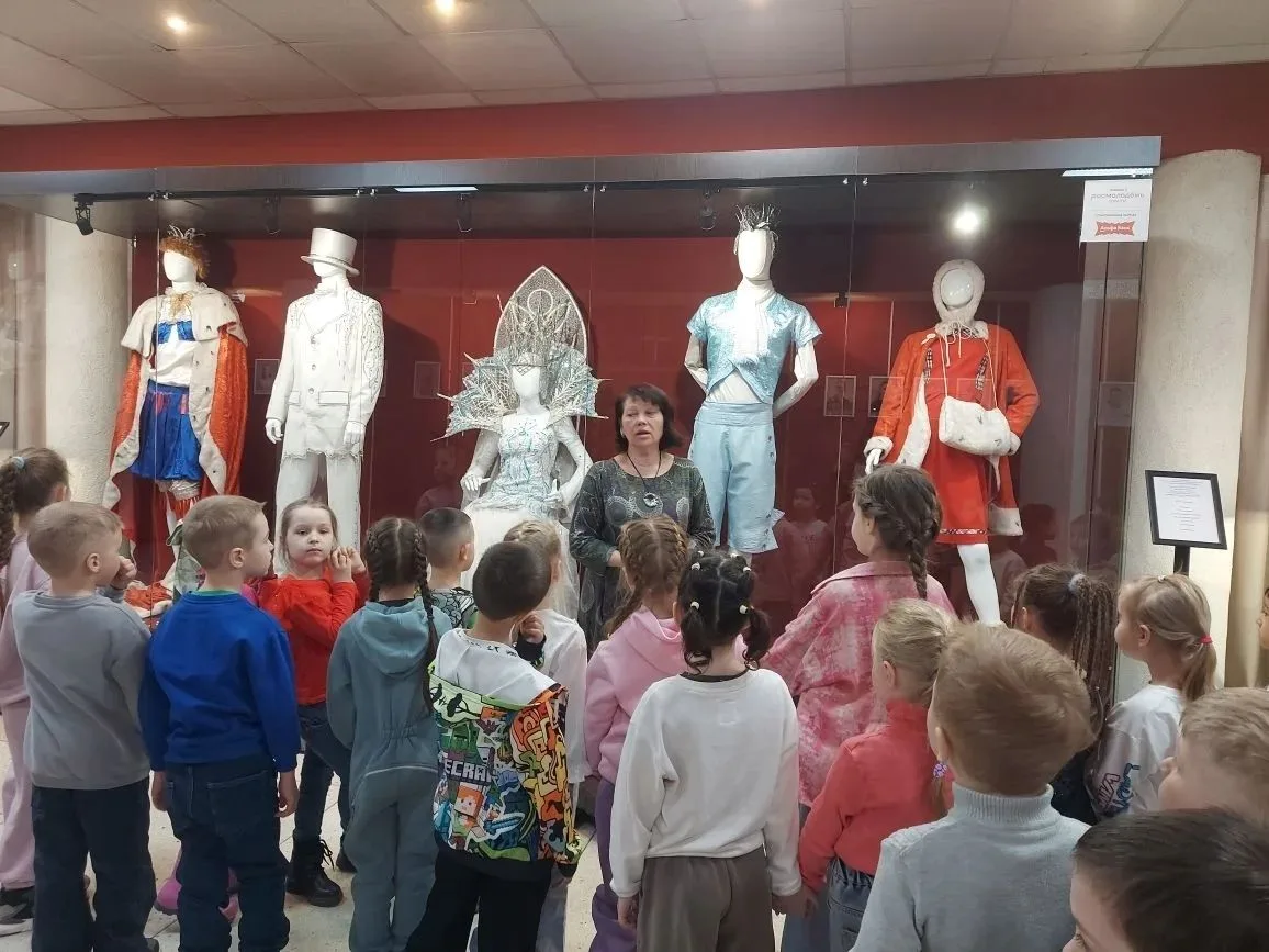🎭Юные таланты Барнаула познакомились с театральным закулисьем  На этой неделе воспитанники детского 