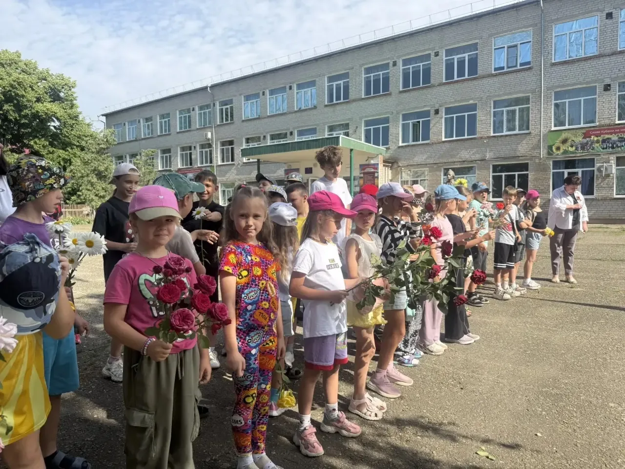 Сегодня в лагере «Родничок» прошел важный патриотический час, посвященный Дню памяти и скорби.

Восп