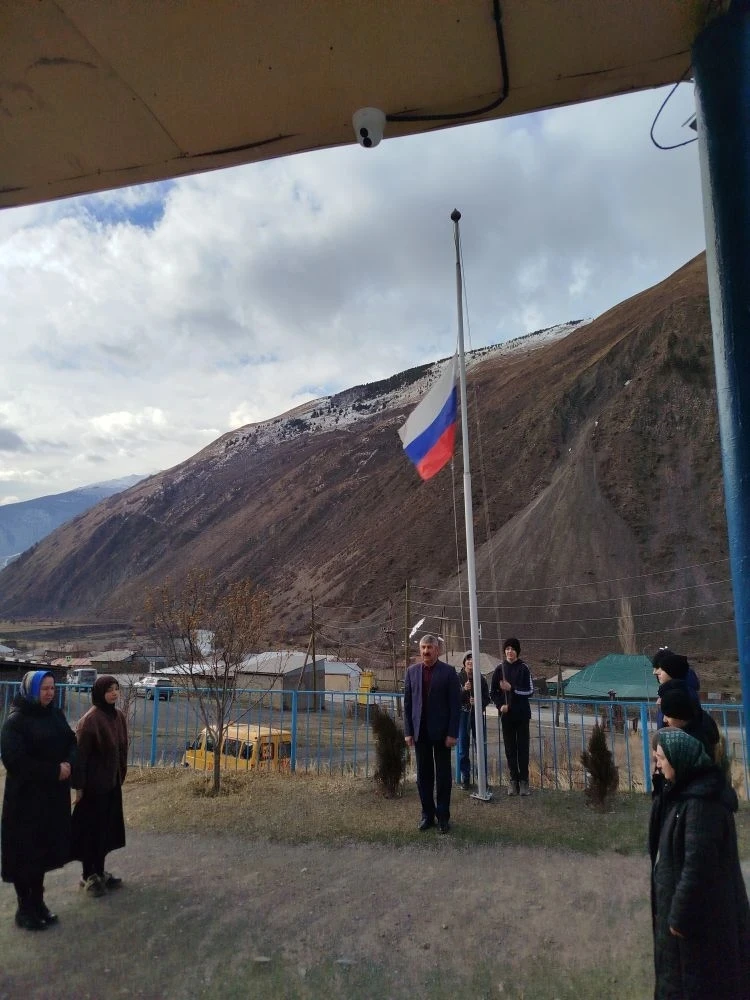 Каждый понедельник в школе начинается с торжественного действа- поднятие государственно...